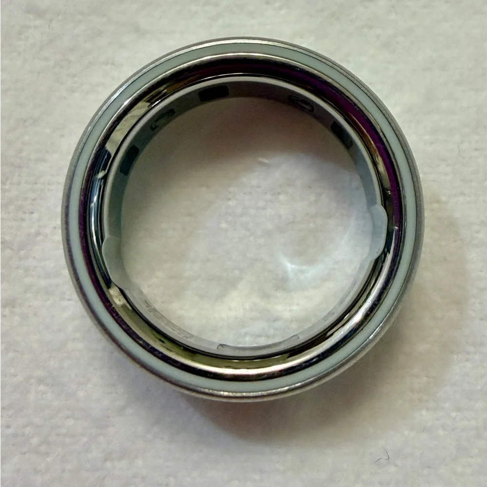 Oura Ring 4 — Brushed Silver, Size 8 With Wireless Charger